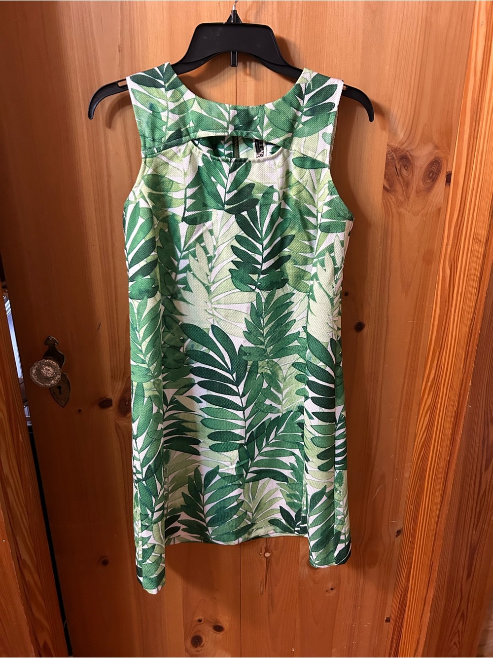 Julian Taylor White & Green Tropical Leaf Sleeveless Shift Dress